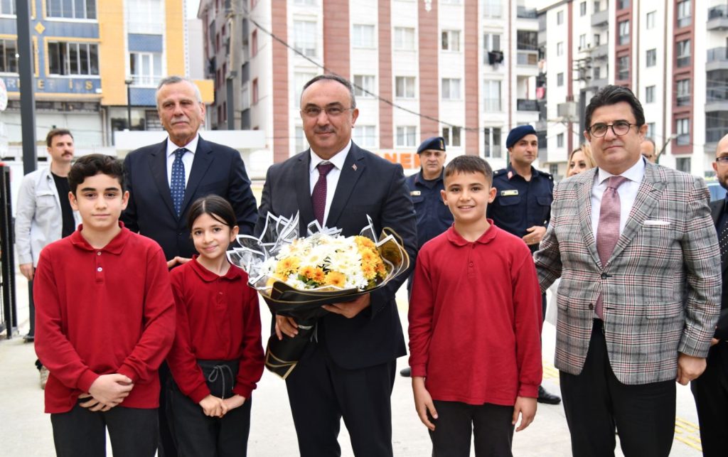 Vali Soytürk Yeni Eğitim-Öğretim Yılında Hizmet Vermeye Başlayan Okulu Ziyaret Etti
