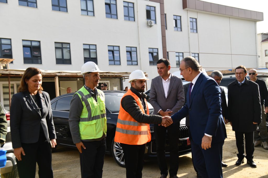 Vali Soytürk Yapımı Devam Eden Okulda İncelemelerde Bulundu