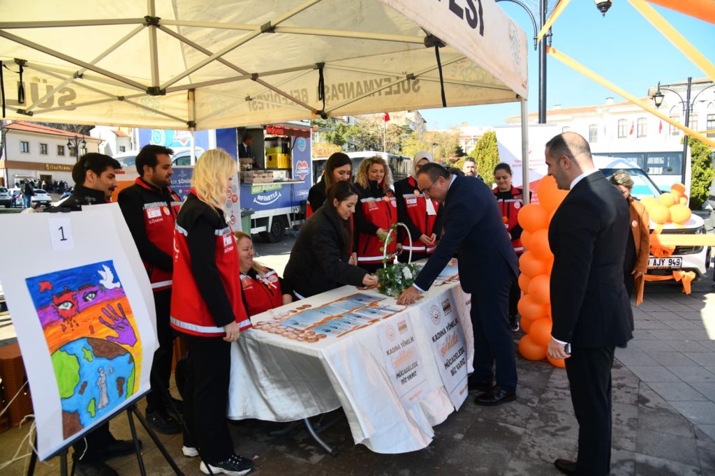 Vali Soytürk Kadına Şiddete Karşı Mücadele Günü Münasebetiyle Kurulan Stantları Ziyaret Etti