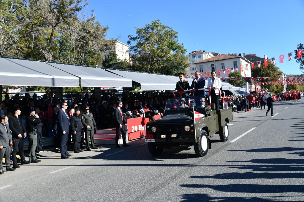 Cumhuriyetimizin 102. Yılı Vatandaşlarımızın Yoğun Katılımıyla Sahilde Düzenlenen Törenle Kutlandı